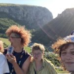 Selfie von vier Pfadfindern, sie stehen auf einer Aussichtsplattform vor einem Canion in Rumänien.
