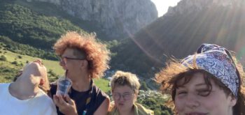 Selfie von vier Pfadfindern, sie stehen auf einer Aussichtsplattform vor einem Canion in Rumänien.